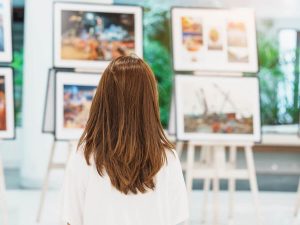 絵画をみる女性