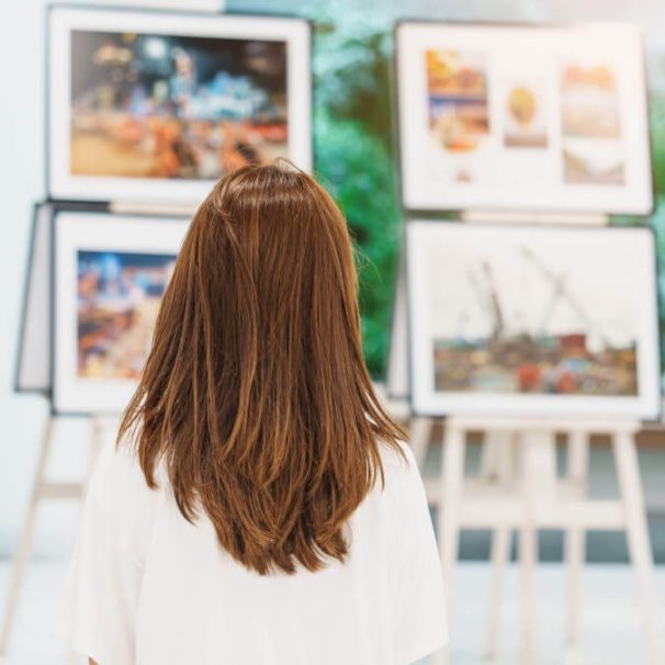 絵画をみる女性